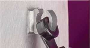 Ganchos para abrazaderas de cable en armarios