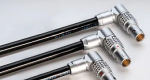 Conector de conexión acodada