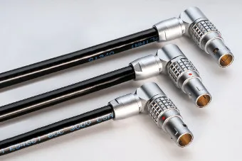 Conector de conexión acodada