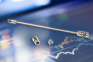 Conectores sin soldadura para cables semirrígidos de 0.047”