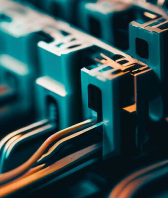 Conectores para un rectificador de corriente y su importancia